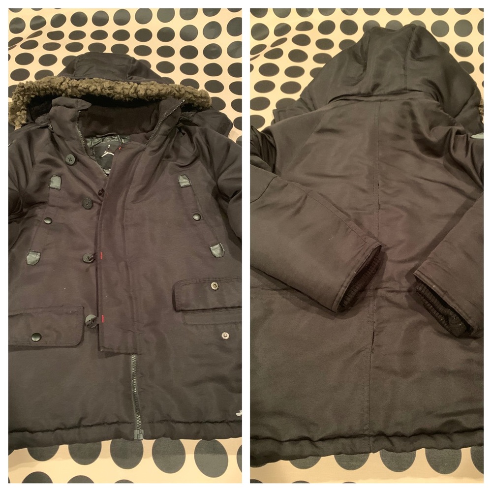 Air Jordan Collection jacket size M
Pit to pit: 19”
Length: 25”